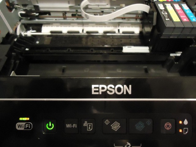 Принтер почему горит красная лампочка. Принтер Эпсон l366. Принтер Эпсон 366. Эпсон l355 печатающая головка. Головка картриджа Epson tx650.